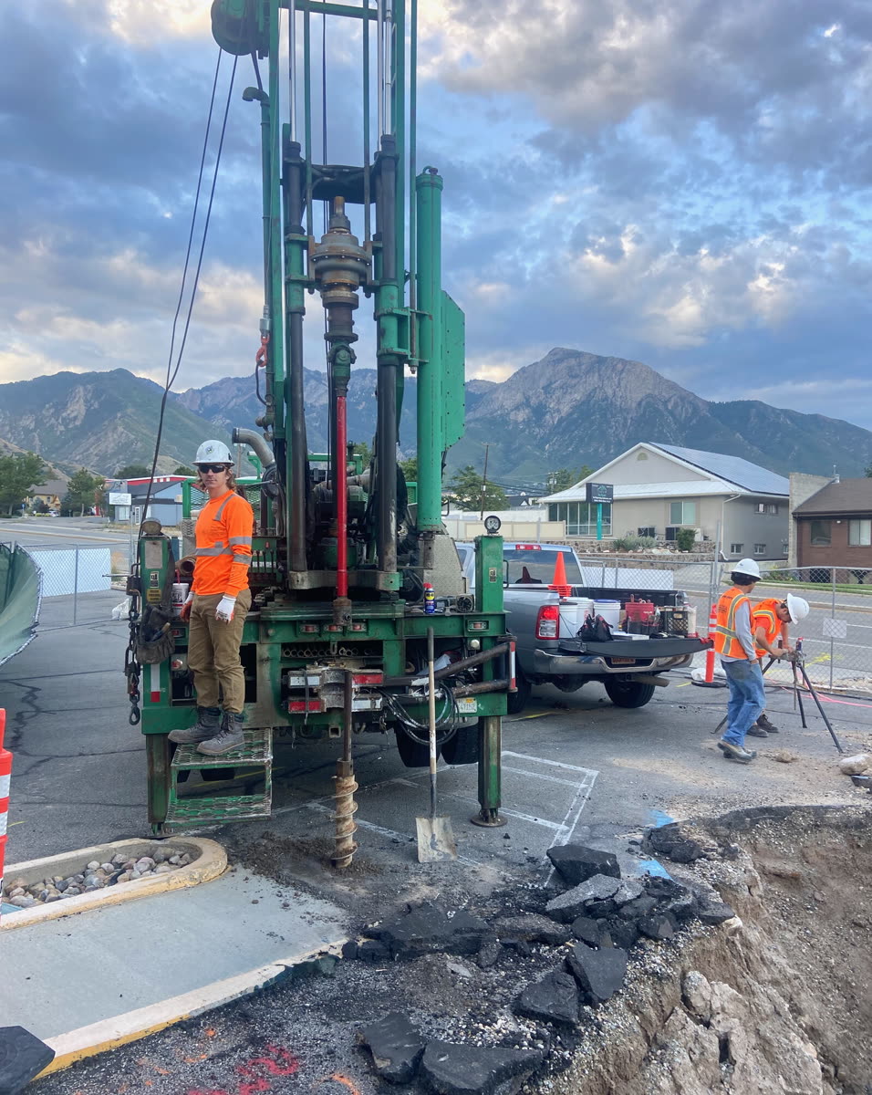 The Diedrich D50 truck rig set up on a street, crew in high-visibility gear, mountains behind.
